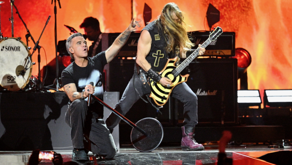 Robbie Williams (l.) und Zakk Wylde beim Ozzy-Tribut während der BRIT Awards 2026 in Manchester